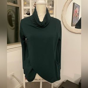 NWOT Staccato brand dark forest green casual top with pockets